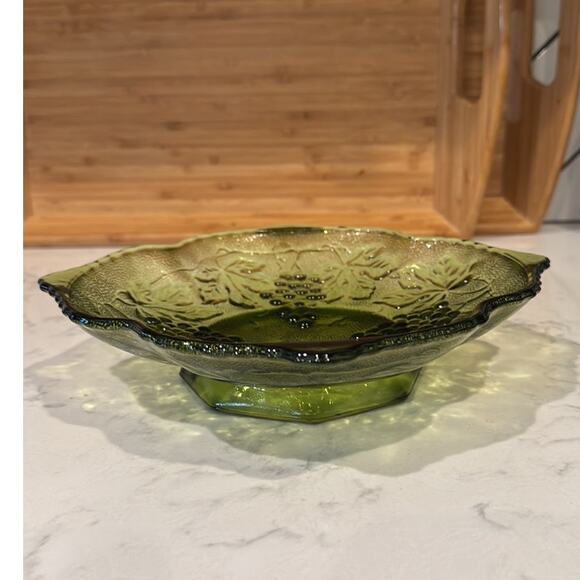 vintage Anchor Hocking green glass serving bowl raised grape leaf pattern - Picture 5 of 10